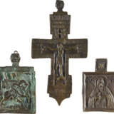 SAMMLUNG VON DREI BRONZE-IKONEN: SELTENES KRUZIFIX, HEILIGER TICHON SOWIE HEILIGER GEORG, DER DRACHE - Foto 1