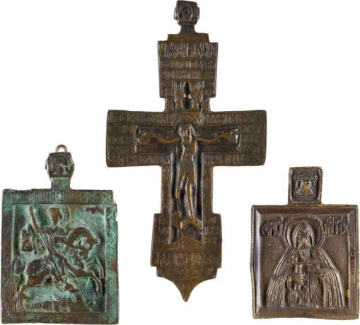 SAMMLUNG VON DREI BRONZE-IKONEN: SELTENES KRUZIFIX, HEILIGER TICHON SOWIE HEILIGER GEORG, DER DRACHE - Foto 1