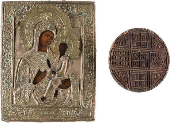 A WOODEN CARVED PROSFORO SEAL AND A SMALL ICON SHOWING THE TIKHVINSKAYA MOTHER OF GOD WITH - фото 1
