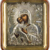 AN ICON SHOWING THE VLADIMIRSKAYA MOTHER OF GOD WITH A SILVER-GILT OKLAD WITHIN KYOT - photo 1