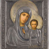 A FINE ICON SHOWING THE KAZANSKAYA MOTHER OF GOD WITH A SILVER PARCEL-GILT OKLAD - фото 1