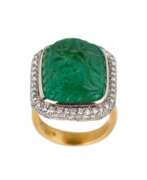Diamanten. Impressionnante bague en or 18 carats avec emeraude et diamants. 