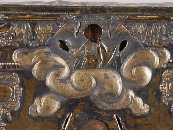 A VERY FINE AND LARGE SILVER-GILT OKLAD OF AN ICON SHOWING ST. GEORGE THE WARRIOR - photo 5