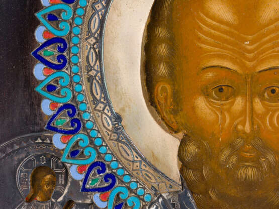 A VERY FINE ICON SHOWING ST. NICHOLAS OF MYRA WITH A SILVER-GILT AND CLOISONNÉ ENAMEL - photo 4