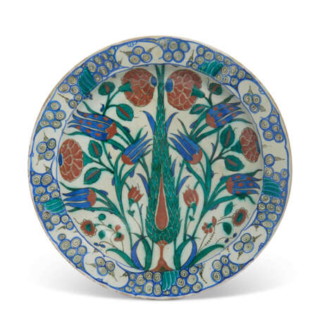 A LARGE IZNIK POTTERY DISH - photo 1