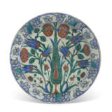 A LARGE IZNIK POTTERY DISH - photo 1