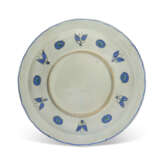 A LARGE IZNIK POTTERY DISH - photo 2