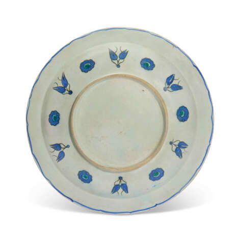 A LARGE IZNIK POTTERY DISH - photo 2