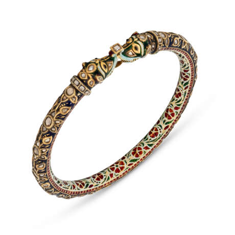 A LARGE ENAMELLED AND DIAMOND-SET GOLD BANGLE (KADA) - photo 1