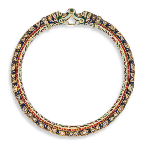 A LARGE ENAMELLED AND DIAMOND-SET GOLD BANGLE (KADA) - photo 2