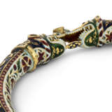 A LARGE ENAMELLED AND DIAMOND-SET GOLD BANGLE (KADA) - photo 3