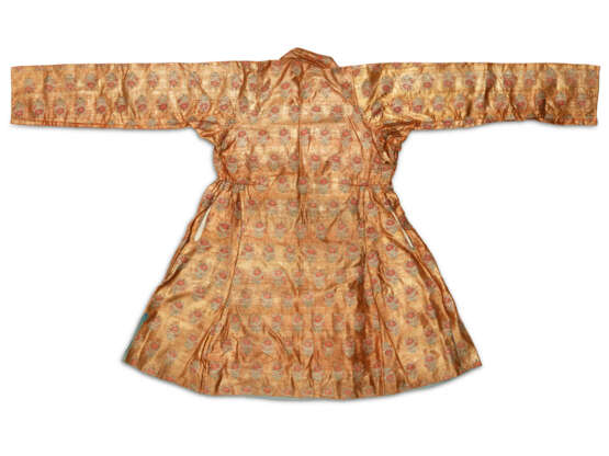 A RARE GOLD BROCADE ROBE - Foto 2