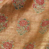 A RARE GOLD BROCADE ROBE - Foto 3
