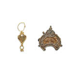 TWO FATIMID ENAMELLED GOLD PENDANTS - photo 1