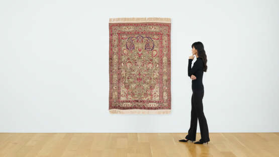 A SILK AND METAL-THREAD SOUF KASHAN PRAYER RUG - Foto 6