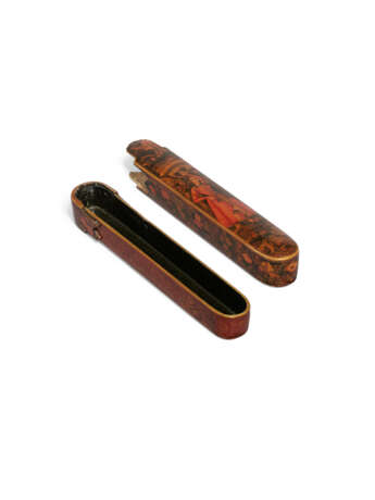 A PAPIER-M&#194;CH&#201; LACQUERED PENCASE (QALAMDAN) - photo 2