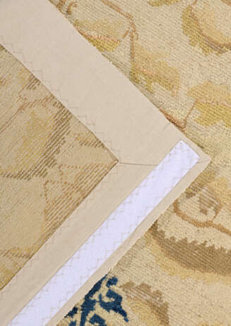 A `LOTUS AND BUTTERFLY` NINGXIA CARPET FRAGMENT - Foto 2