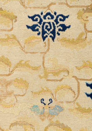 A `LOTUS AND BUTTERFLY` NINGXIA CARPET FRAGMENT - Foto 3