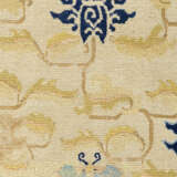 A `LOTUS AND BUTTERFLY` NINGXIA CARPET FRAGMENT - Foto 3