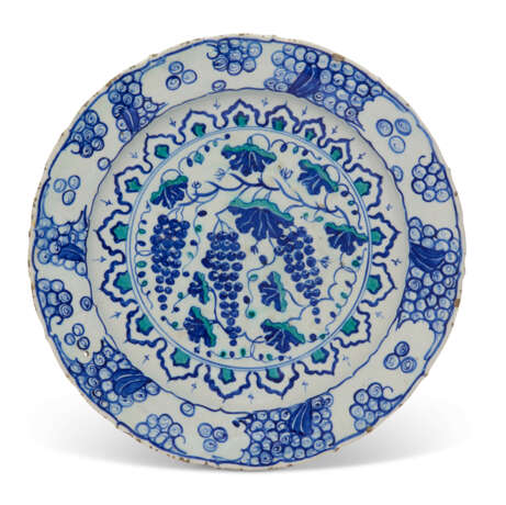 A LARGE IZNIK POTTERY `GRAPE` DISH - photo 1