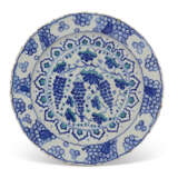 A LARGE IZNIK POTTERY `GRAPE` DISH - photo 1