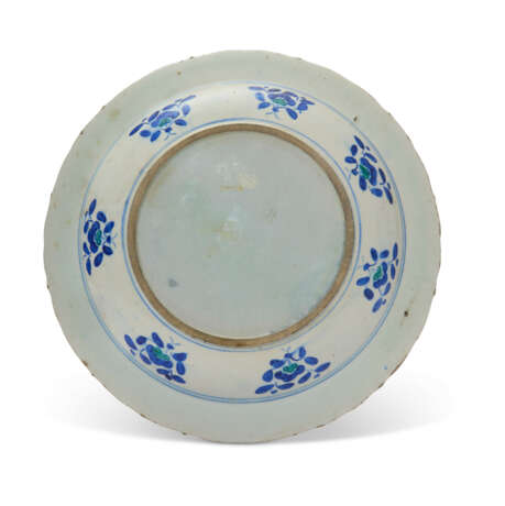 A LARGE IZNIK POTTERY `GRAPE` DISH - photo 2