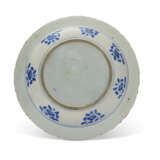 A LARGE IZNIK POTTERY `GRAPE` DISH - photo 2