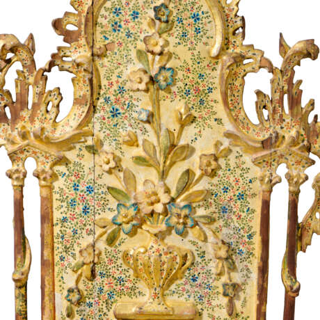 A GILT AND PAINTED WOOD TURBAN STAND (KAVUKLUK) - Foto 3