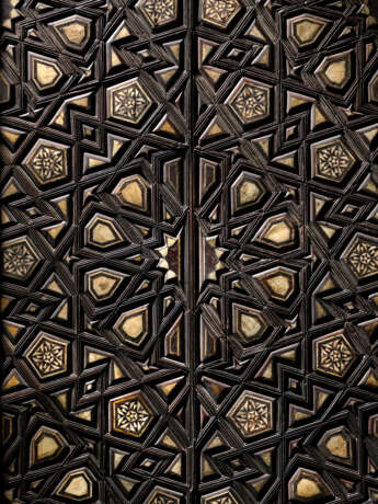 AN IVORY AND EBONY-INLAID WOODEN PANEL - фото 2