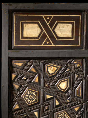 AN IVORY AND EBONY-INLAID WOODEN PANEL - фото 3