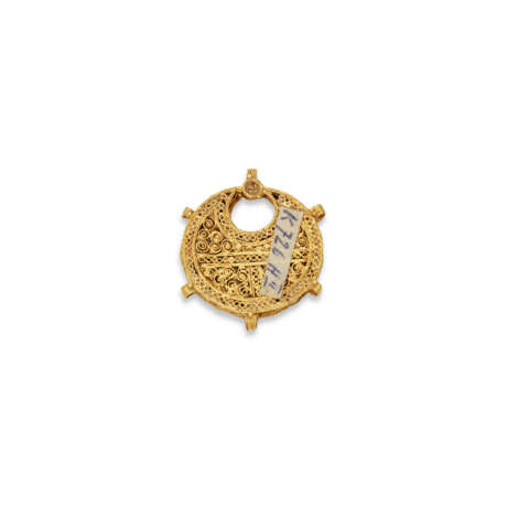 A FATIMID ENAMELLED GOLD PENDANT - photo 2