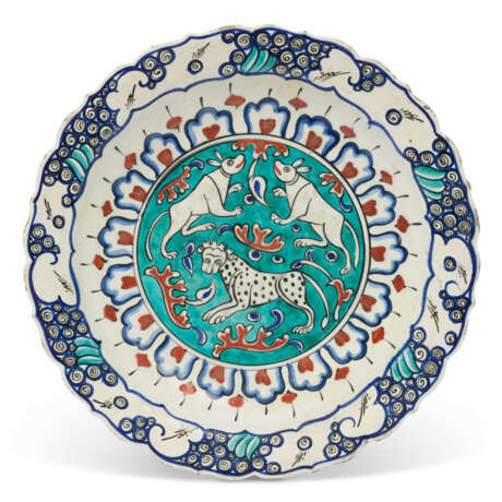 A LARGE IZNIK POTTERY DISH - photo 1