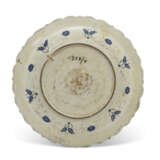 A LARGE IZNIK POTTERY DISH - photo 2