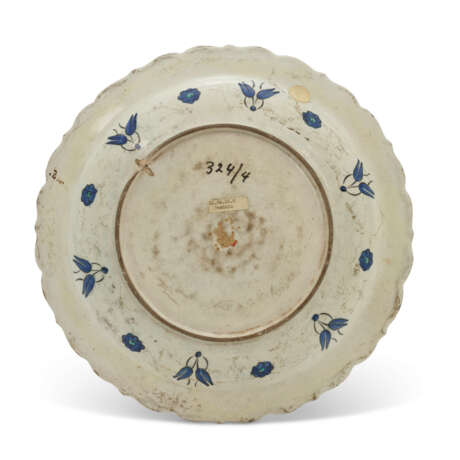 A LARGE IZNIK POTTERY DISH - photo 2