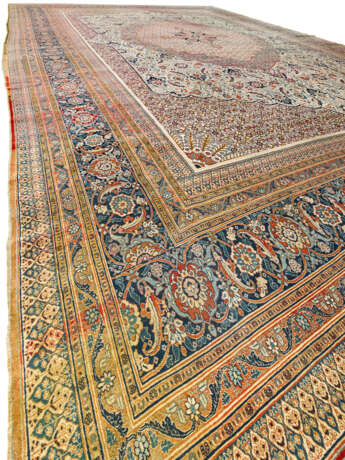 A LARGE TABRIZ CARPET - Foto 6