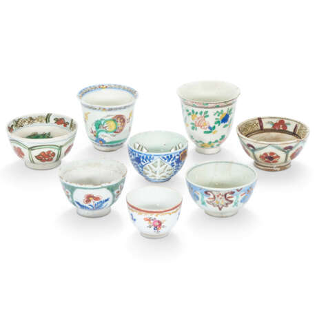 A GROUP OF K&#220;TAHYA POTTERY CUPS, SAUCERS AND CANDLE HOLDERS - photo 4