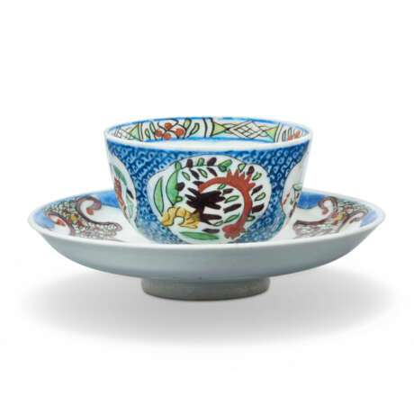 A GROUP OF K&#220;TAHYA POTTERY CUPS, SAUCERS AND CANDLE HOLDERS - photo 5