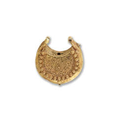 AN IMPRESSIVE FATIMID GOLD FILIGREE EARRING