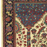 A SAROUK PRAYER RUG - Foto 4