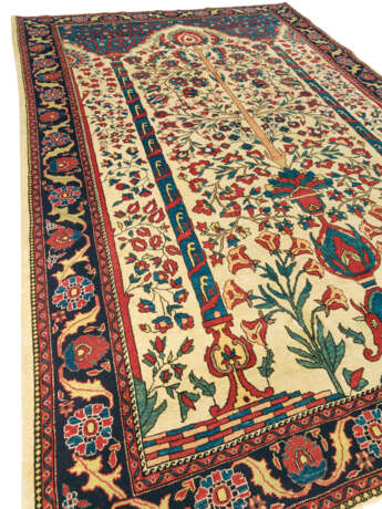 A SAROUK PRAYER RUG - Foto 5