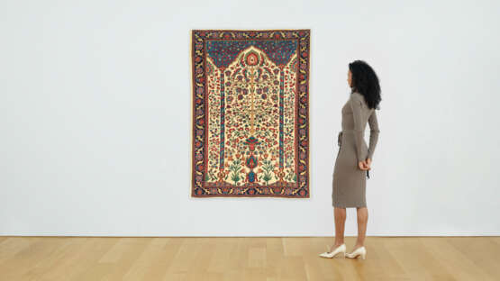 A SAROUK PRAYER RUG - Foto 6