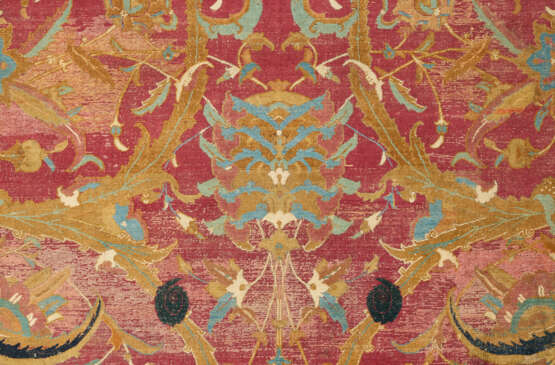 AN IMPRESSIVE LARGE SAFAVID ISFAHAN CARPET - photo 6