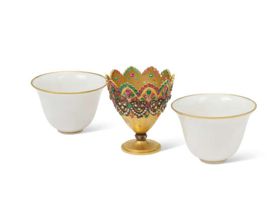 A GEM-SET GOLD ZARF WITH TWO CERAMIC CUPS (FANCAN) - photo 1