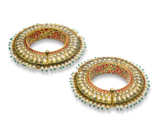 A PAIR OF GEM-SET ENAMELLED GOLD BANGLES - photo 1