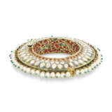 A PAIR OF GEM-SET ENAMELLED GOLD BANGLES - photo 2
