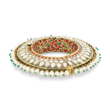 A PAIR OF GEM-SET ENAMELLED GOLD BANGLES - photo 2