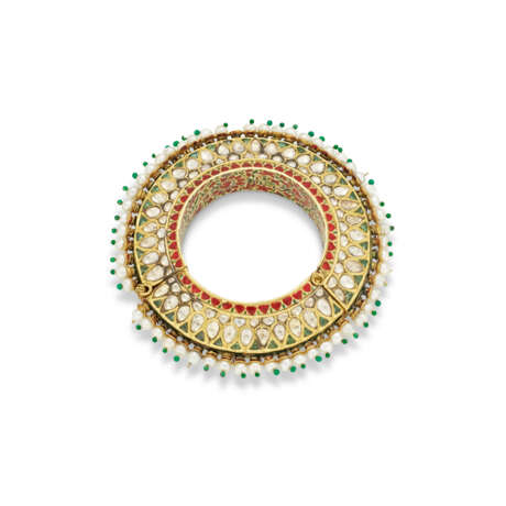 A PAIR OF GEM-SET ENAMELLED GOLD BANGLES - photo 4