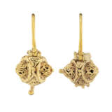 THREE PAIRS OF FATIMID GOLD EARRINGS - фото 2