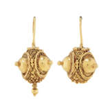 THREE PAIRS OF FATIMID GOLD EARRINGS - фото 4