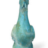 A KASHAN TURQUOISE-GLAZED MOULDED POTTERY COCKEREL - Foto 3